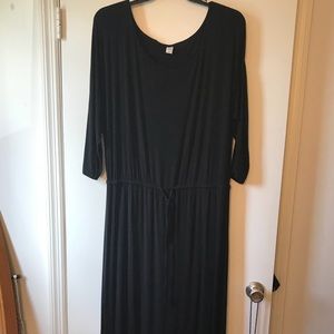 Comfy and fitted black maxi dress